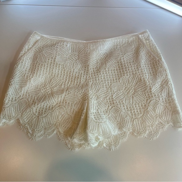 Trina Turk NWOT Compay white lined scalloped lace shorts Size 10